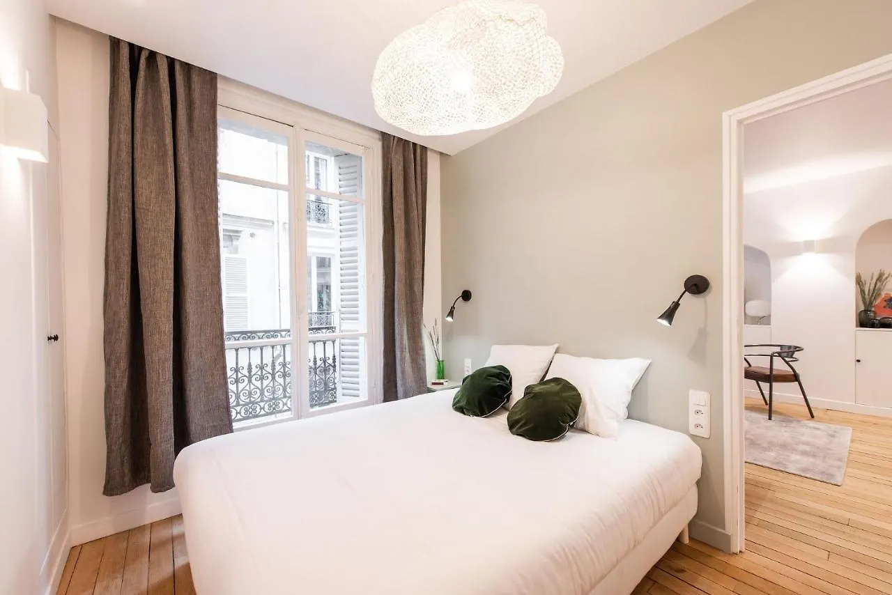 And Renovated Parisian Apartment, 6-7 Guests * פריז