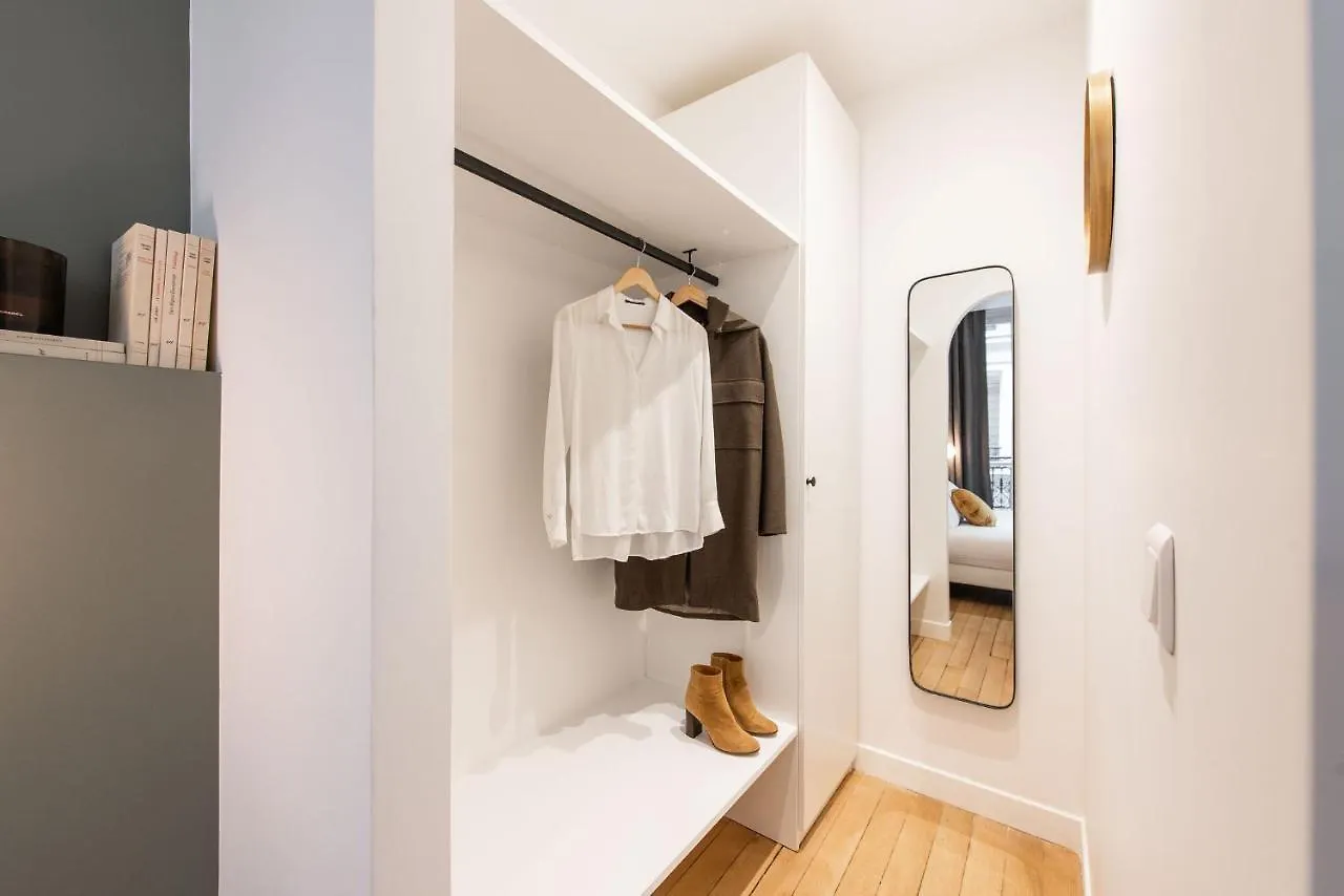 And Renovated Parisian Apartment, 6-7 Guests דירה פריז